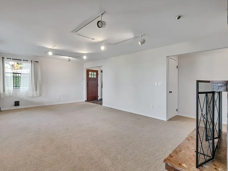 1058 California Ln SW — Photo 9