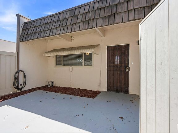 3rd image of 3800 Stockdale Hwy APT 28