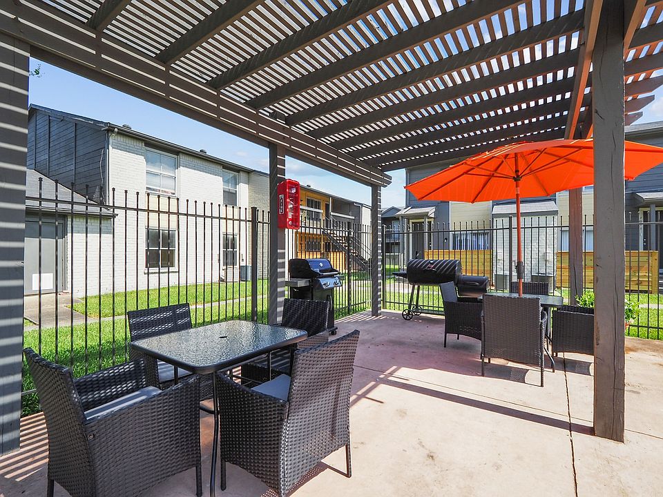 Pool Side Picnic Area