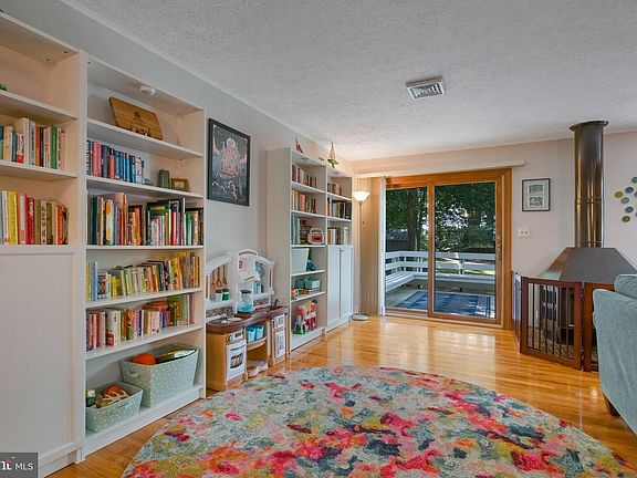 4th image of 1022 Saint Charles Dr