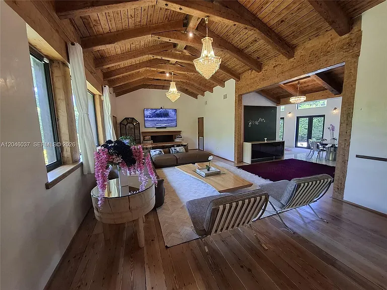 6350 Pinetree Dr — Photo 2