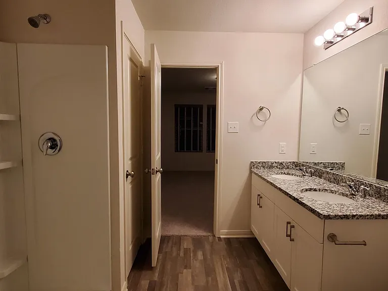 5584 Fox Bluff Dr — Photo 10
