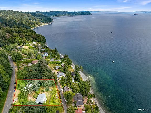 The home rests between Van Olinda Road and Hawthorne Lane.>