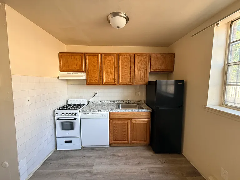 76-78 E Park St #8 — Photo 2