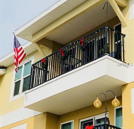 LATTE , SWEET TEA OR MORNING COFFEE ON THE BALCONY ?  - FEEL THE GULF BREEZES..   POND VIEW.    3RD LEVEL = VAULTED CEILINGS !!