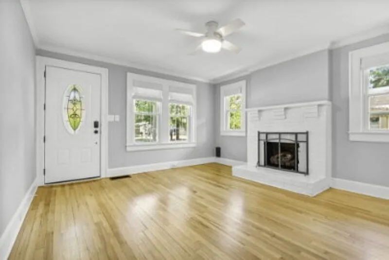 3 bed, 2.0 bath, 1320 sqft, $2,400 — Photo 3