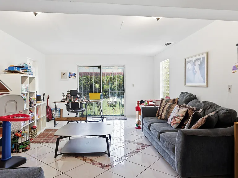 1324 Lenox Ave — Photo 16