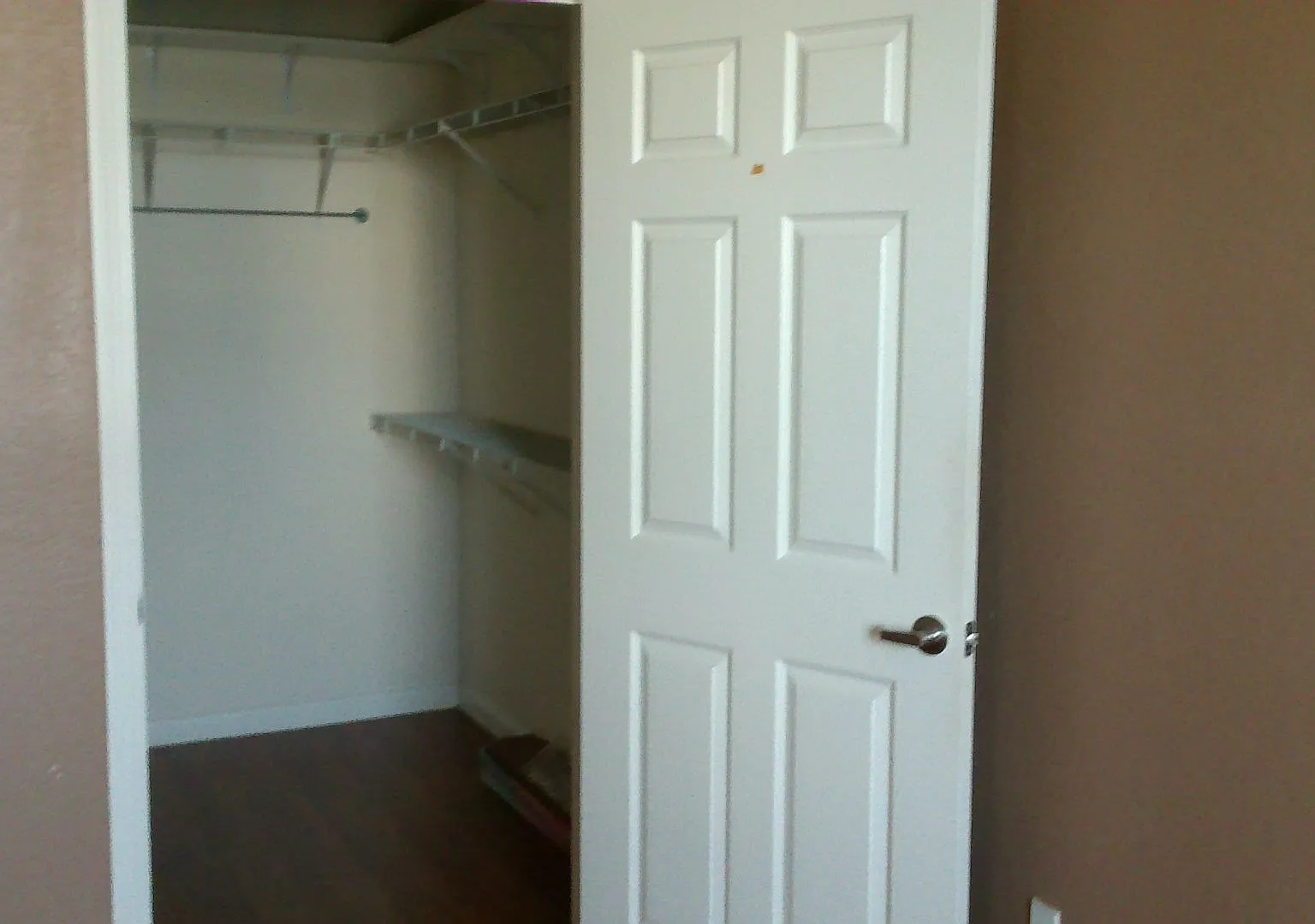 Beautiful 1/1 corner unit with upgraded wood floors a large balcony with an Orange Avenue view. — Photo 3