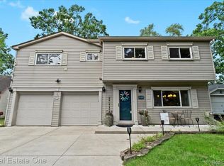 265 Oak Island Dr, Wolverine Lake, MI 48390