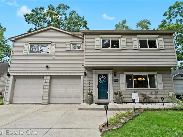 265 Oak Island Dr, Wolverine Lake, MI 48390