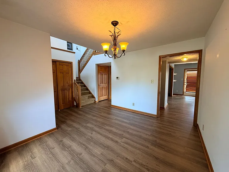 705 Hummingbird Ln — Photo 3