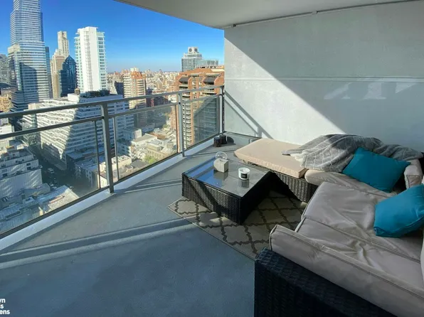 303 East 57th Street image 11 of 12