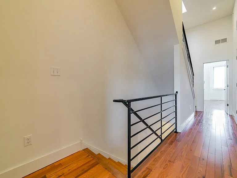 1614 Ogden St — Photo 8