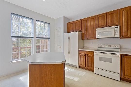 2nd image of 921 Tanglewood Dr