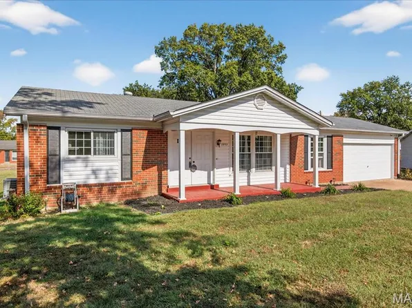 2953 New Castle Dr, Florissant, MO 63033