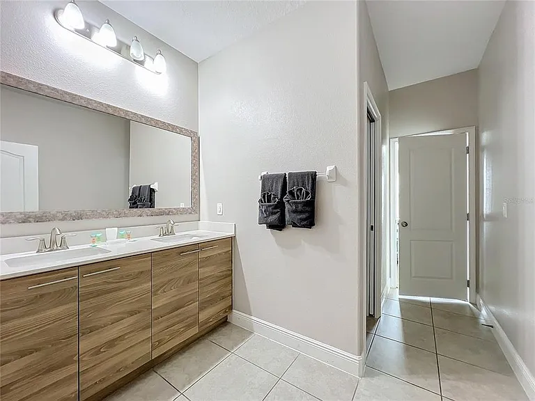 185 Brookes Pl — Photo 17