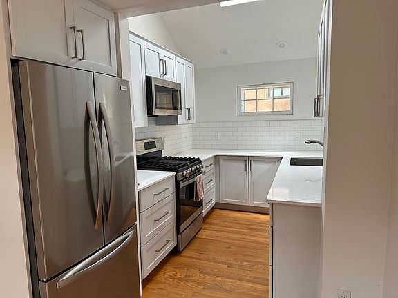 2nd image of 225 1/2 Rosario Blvd