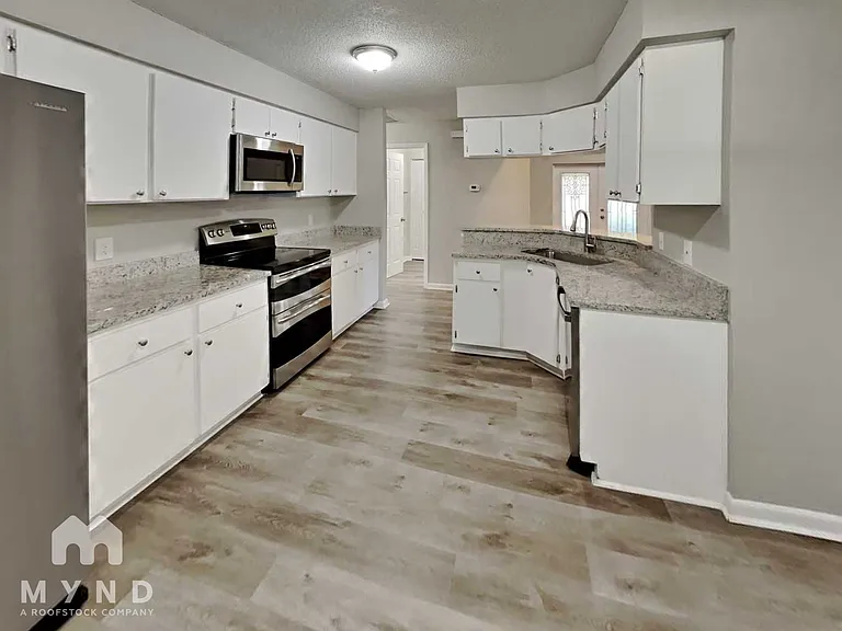 2125 Karen Dr — Photo 2