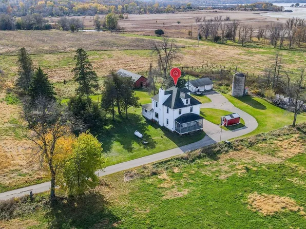 N5697 Skunk Hollow Rd, Ripon, WI 54971