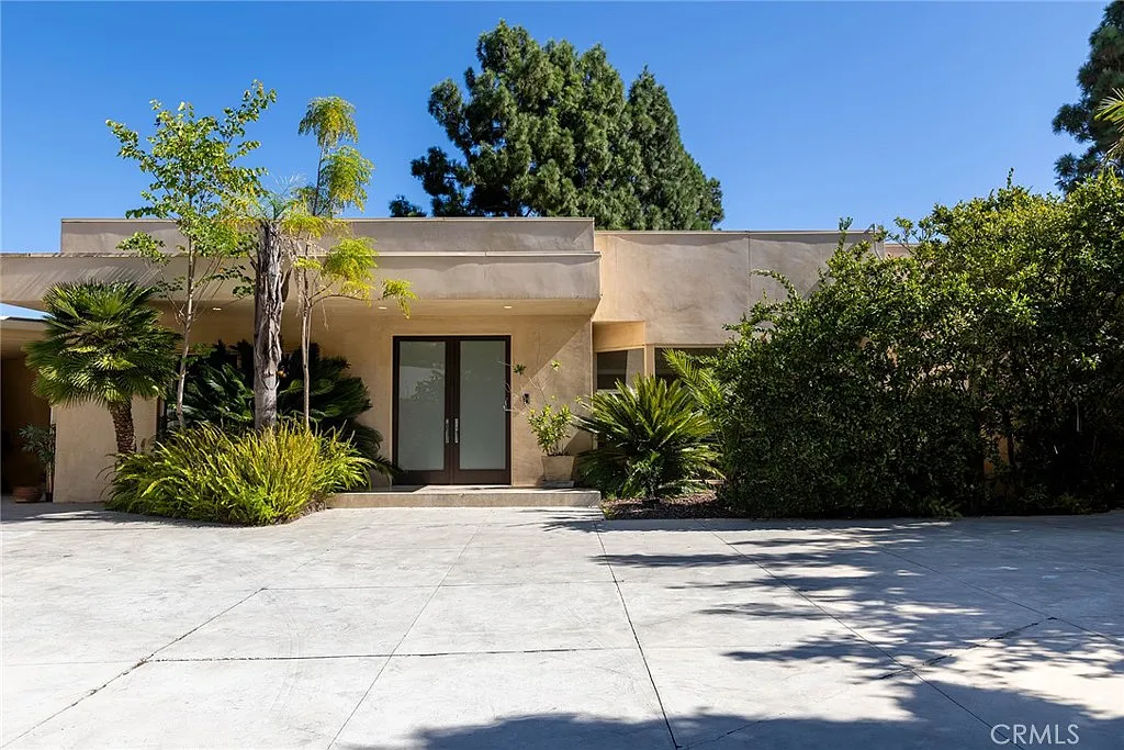 6 bed, 8060 sqft, $35,000 — Photo 3
