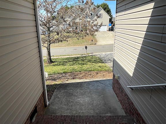 4th image of 104 Johnsbury Dr