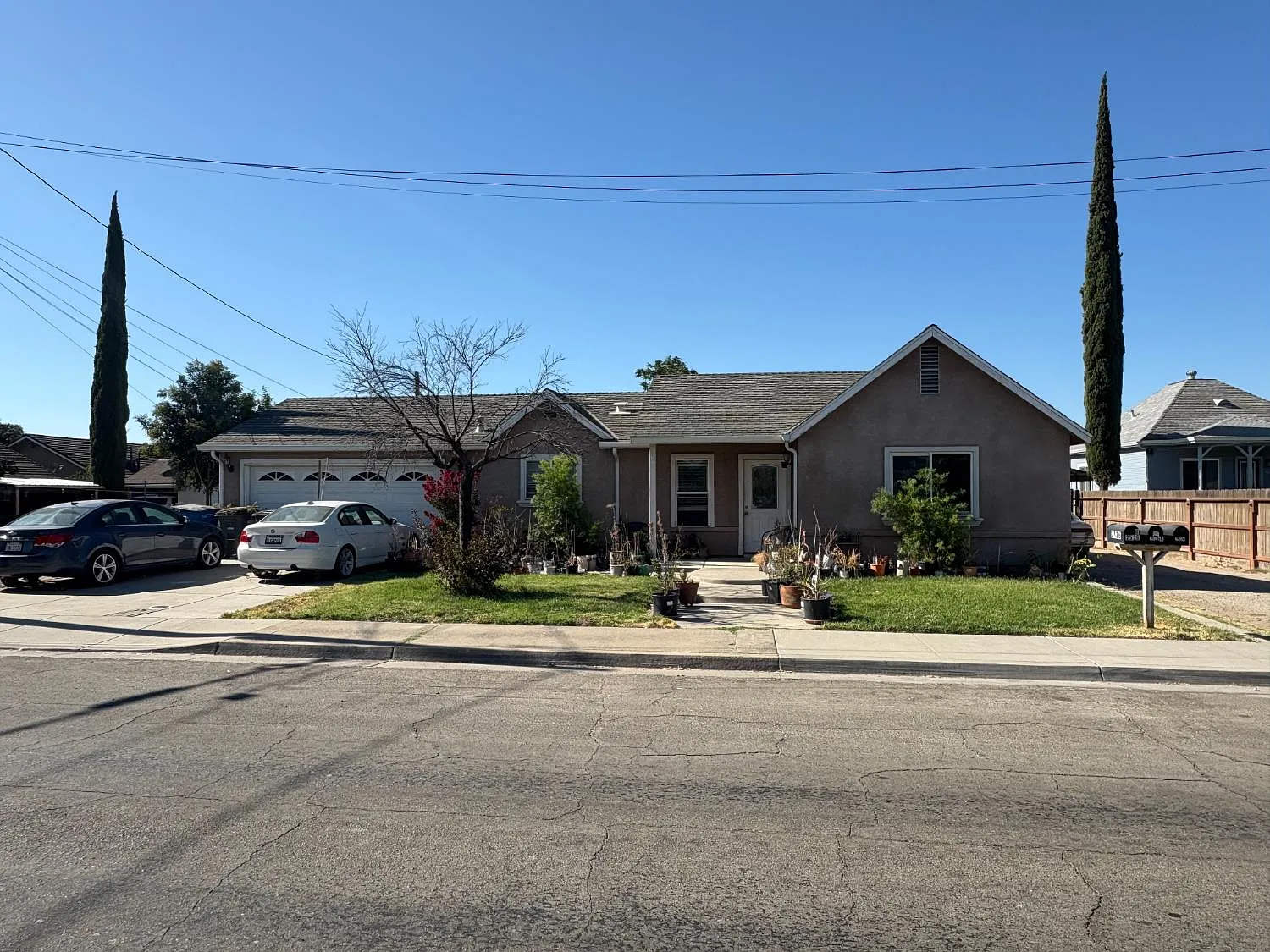 2526 Roeding Rd photo 1