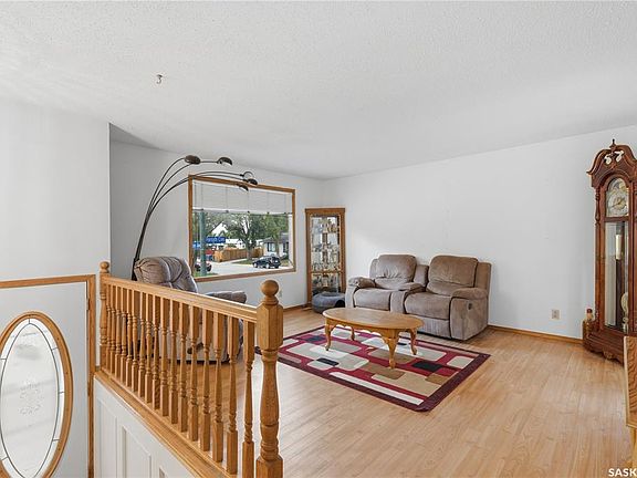 3rd image of 195 Forsyth CRESCENT