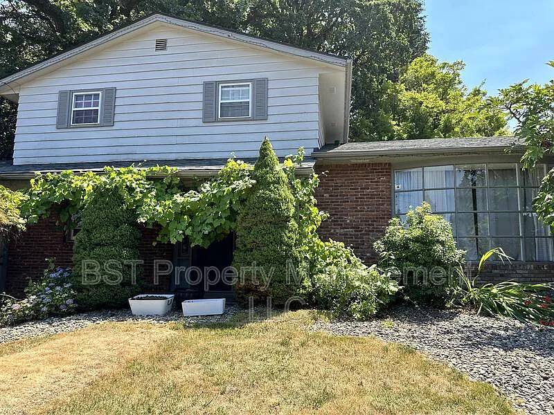4 bed, 2.5 bath, 2082 sqft, $3,300 — Photo 2
