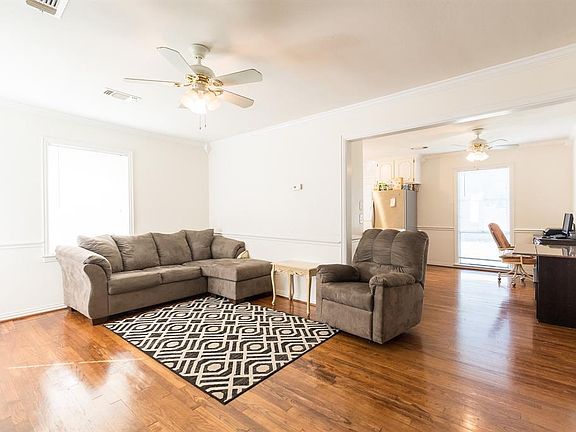 4th image of 207 W Avenue E