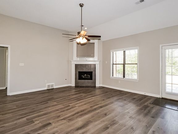 4th image of 300 Mossy Springs Dr