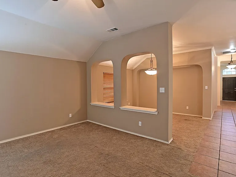 1073 Red Hawk Dr — Photo 4