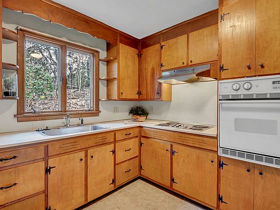 24 East Pratte Avenue