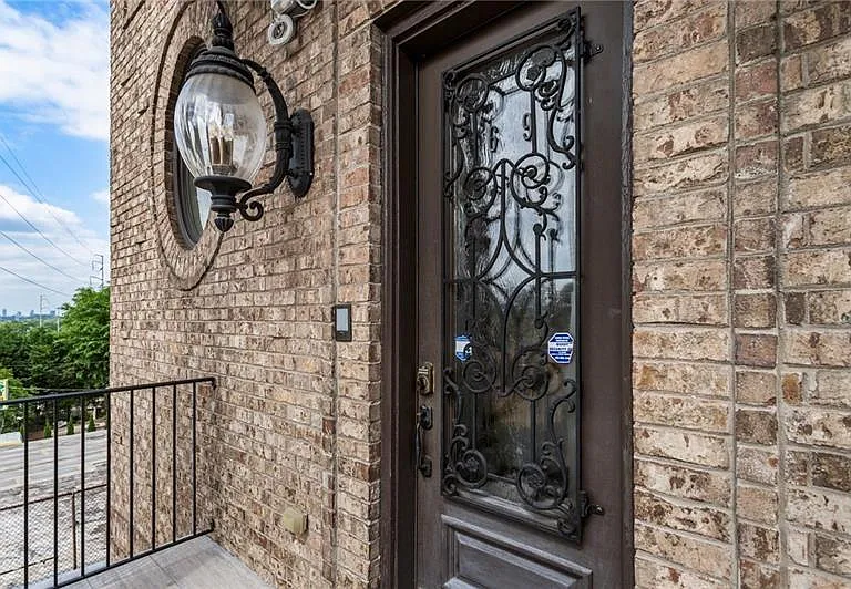 629 Boulevard NE — Photo 7
