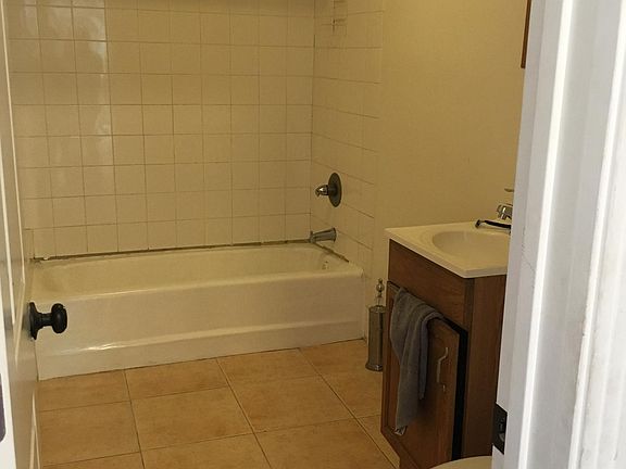 5th image of 423 E 108th St
