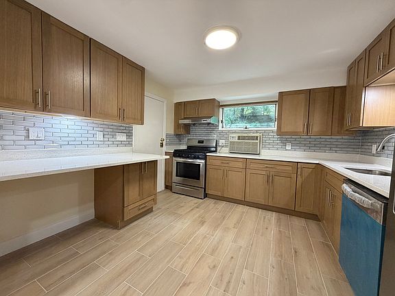 4th image of 487 Lowell Ave #2