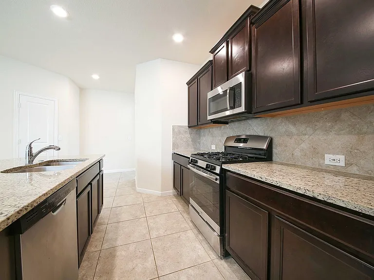 14002 Madrigal Ln — Photo 39