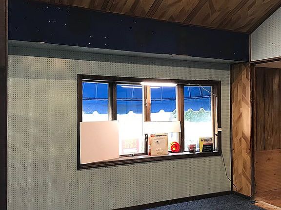 2 FRONT BOW WINDOWS