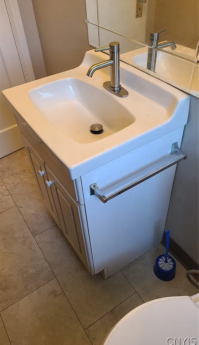 3 bed, 1.0 bath, 1152 sqft, $2,200 — Photo 4