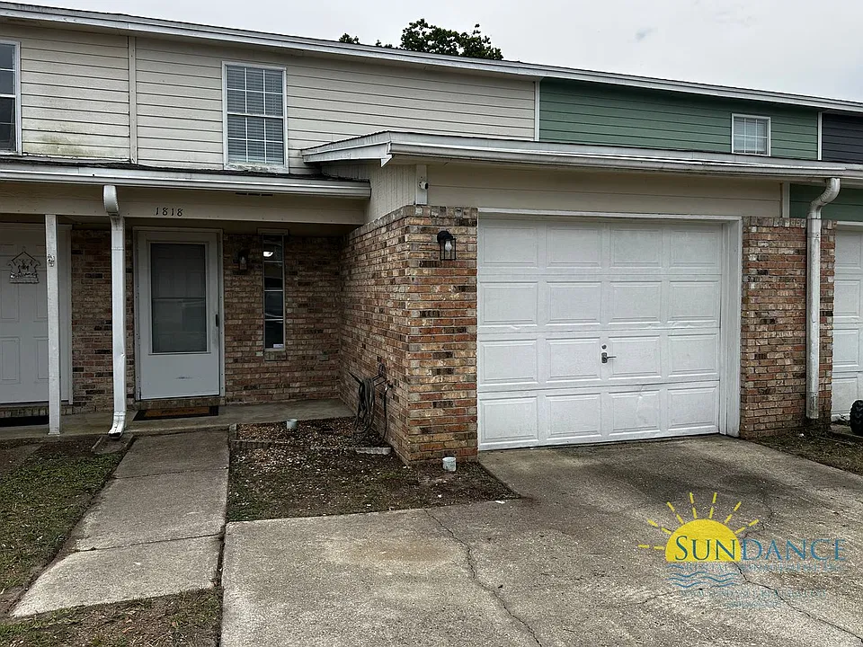 1818 Whispering Oaks Ln