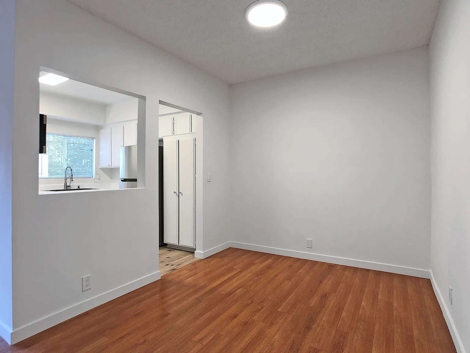 3 bed, 975 sqft, $4,295 — Photo 4