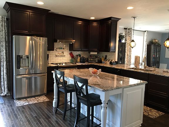 Kitchen and breakfast nook, main level, shared space.