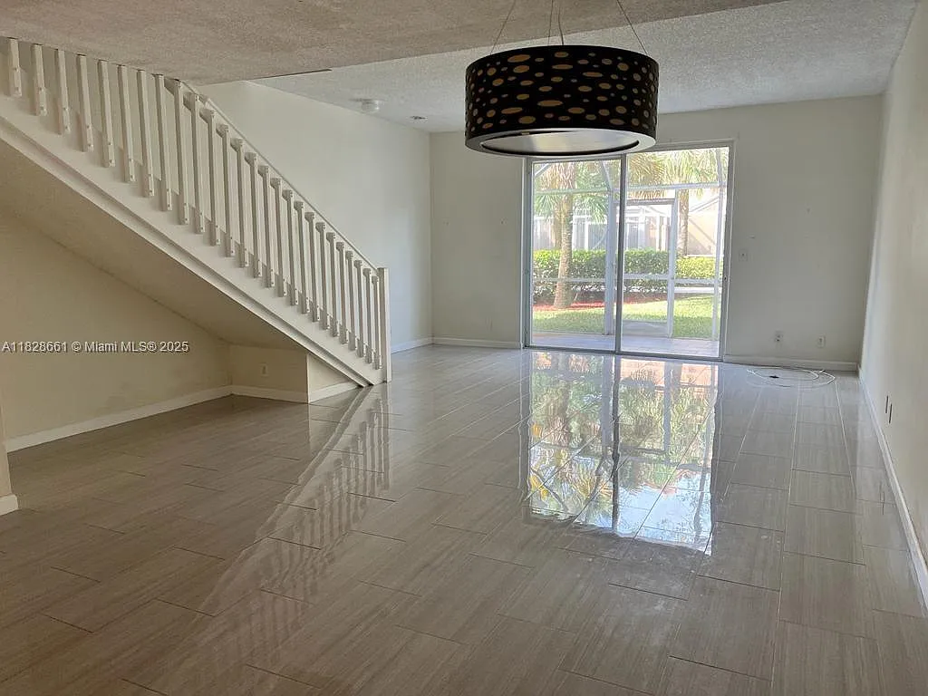 3 bed, 2.5 bath, 1500 sqft, $3,395 — Photo 2