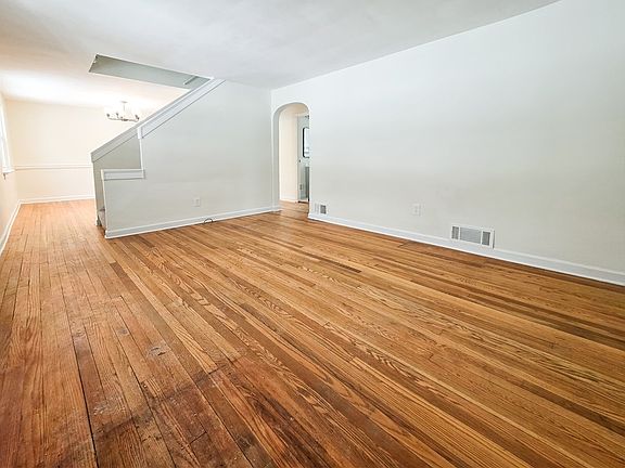 3rd image of 524 Macfarlane Dr