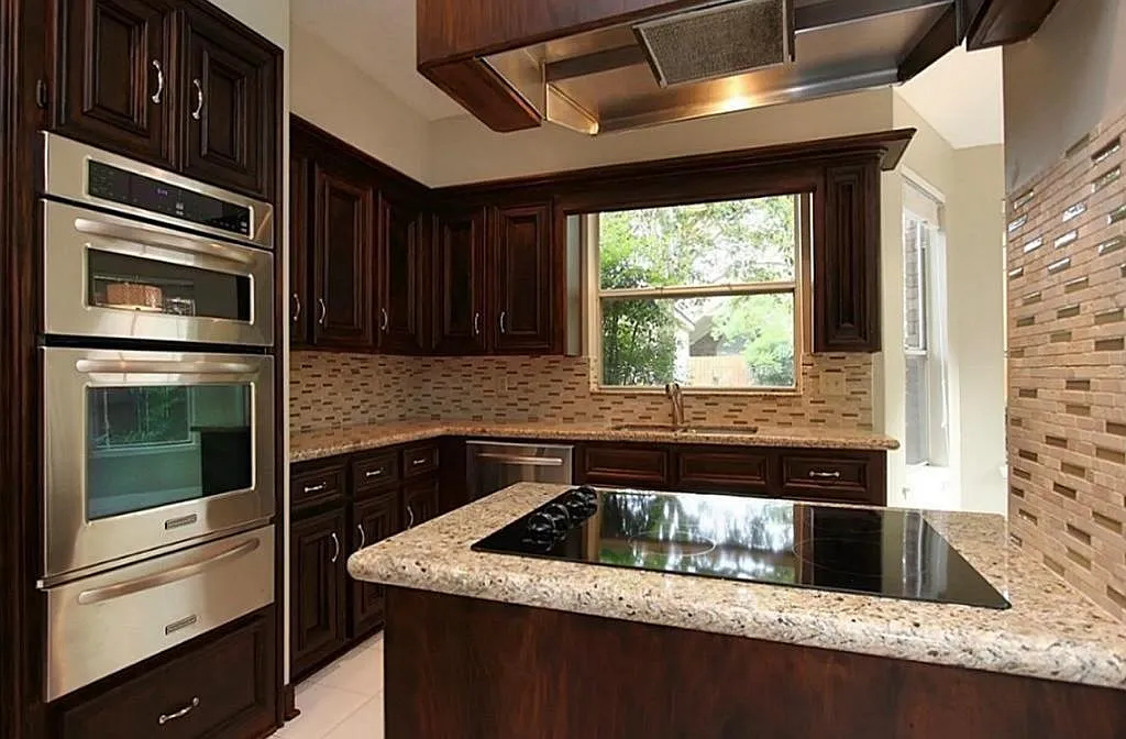 4 bed, 2.5 bath, 2330 sqft, $2,500 — Photo 2