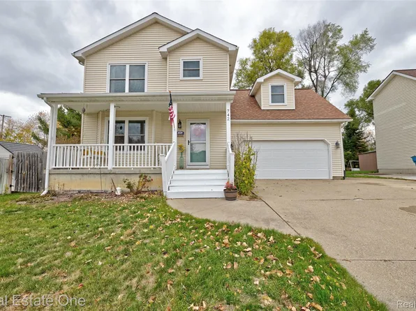 742 Marion Dr, Holly, MI 48442