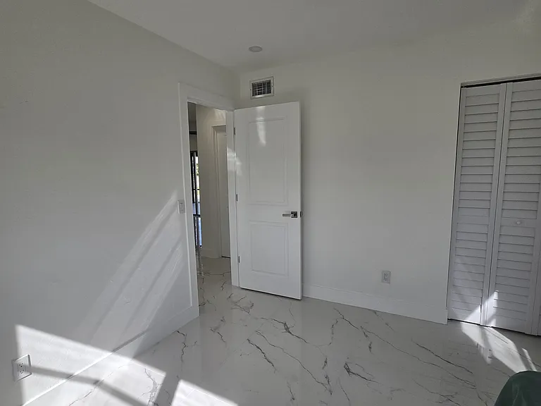 305 SE Airoso Blvd — Photo 27