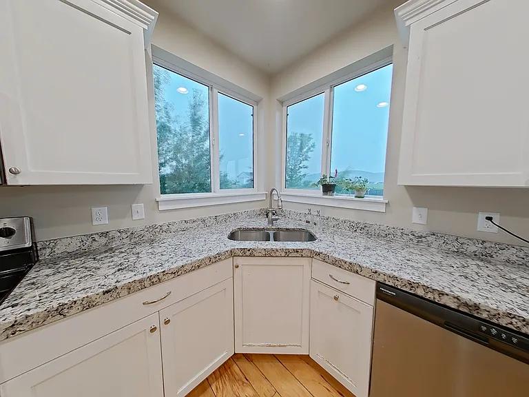 1162 Village Dr — Photo 7