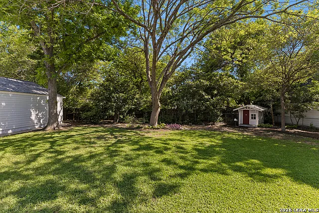 120 Lamont Ave — Photo 59