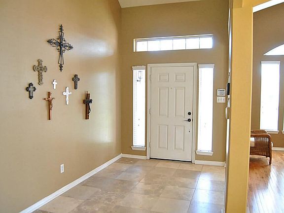 Spacious entryway, very inviting.