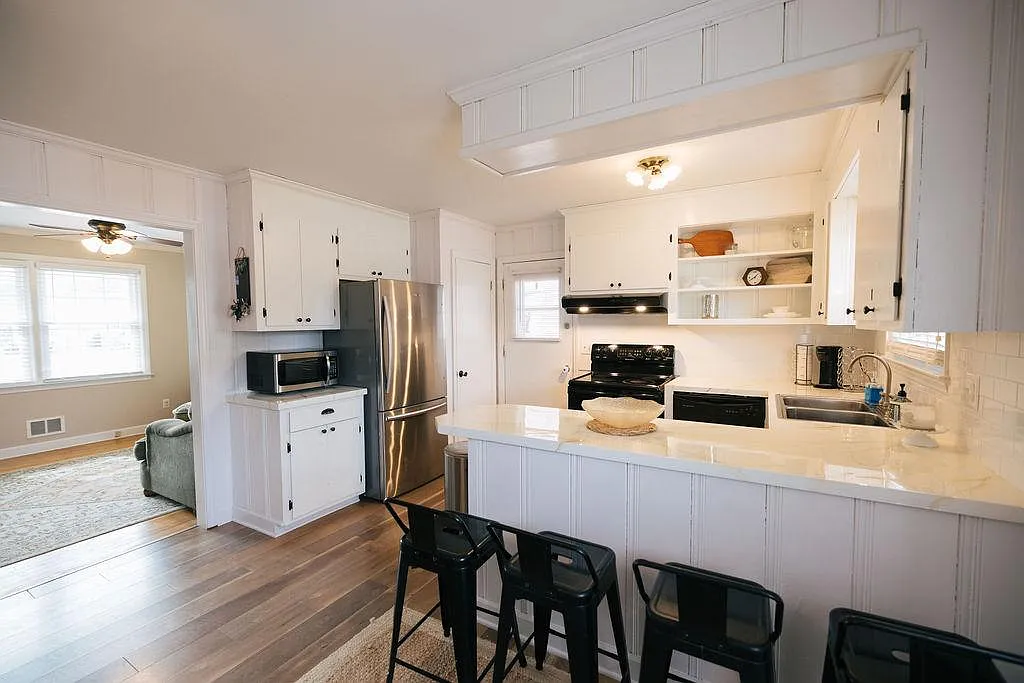 2107 W Cambridge Dr — Photo 3